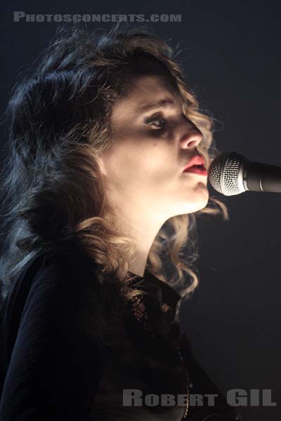 ANNA CALVI - 2014-02-15 - PARIS - Le Trianon - 